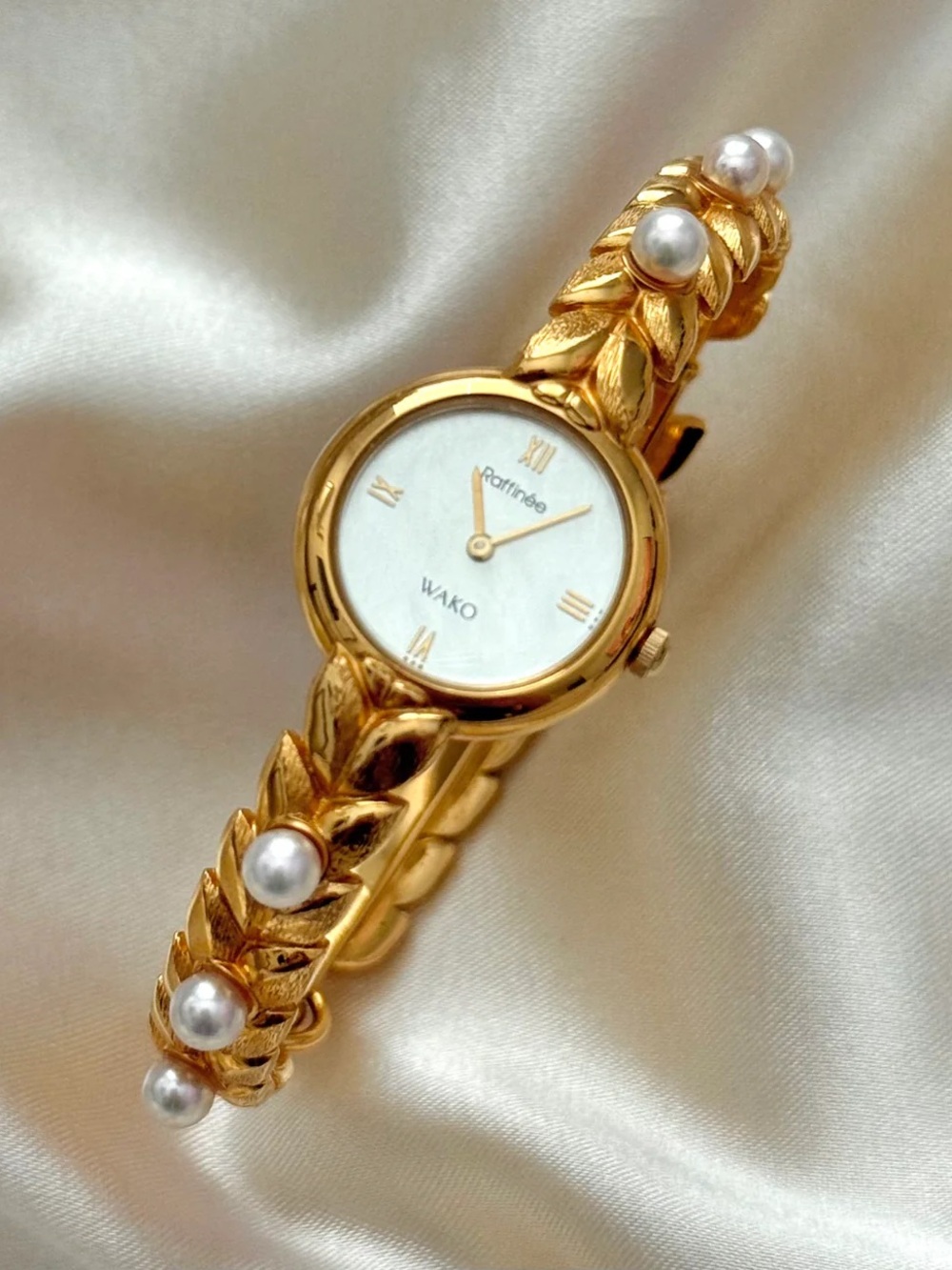 AUTHENTIC VINTAGE WAKO RAFFINÉE MOTHER-OF-PEARL WATCH - Picture 5 of 10